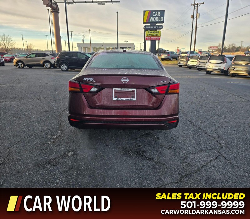 Nissan Altima Vehicle Full-screen Gallery Image 5