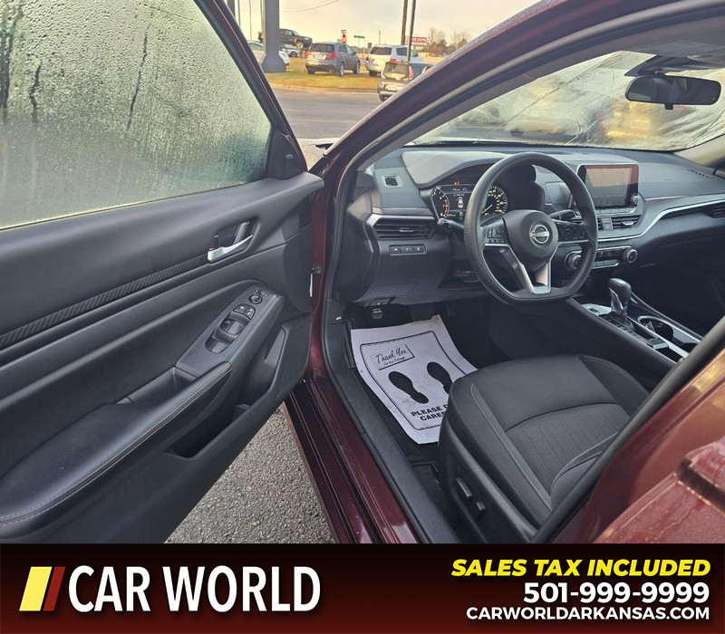 Nissan Altima Vehicle Full-screen Gallery Image 7