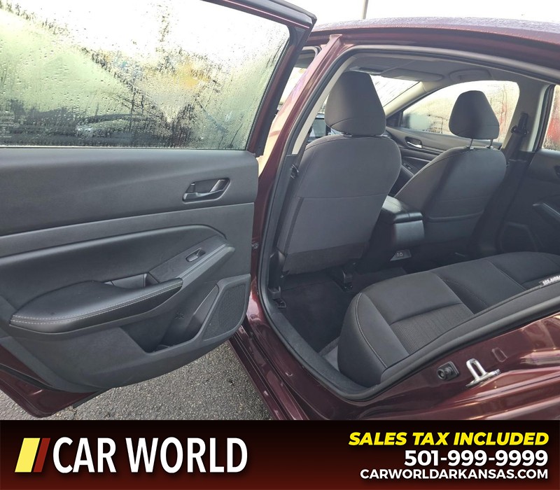 Nissan Altima Vehicle Full-screen Gallery Image 9