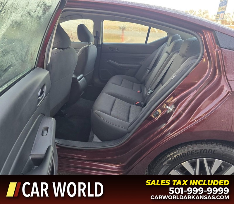 Nissan Altima Vehicle Full-screen Gallery Image 10