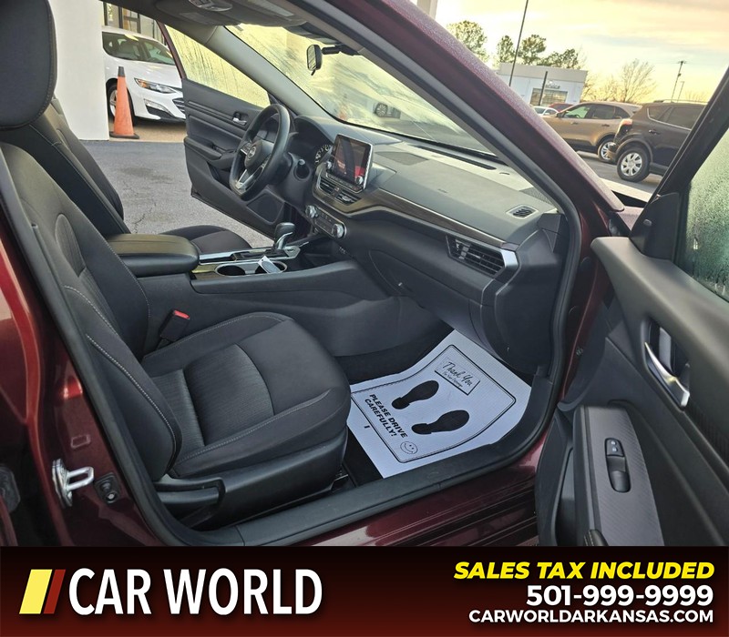 Nissan Altima Vehicle Full-screen Gallery Image 11