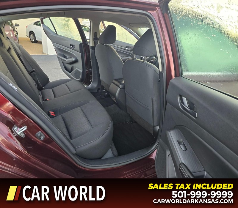 Nissan Altima Vehicle Full-screen Gallery Image 12