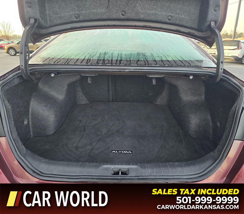 Nissan Altima Vehicle Full-screen Gallery Image 13