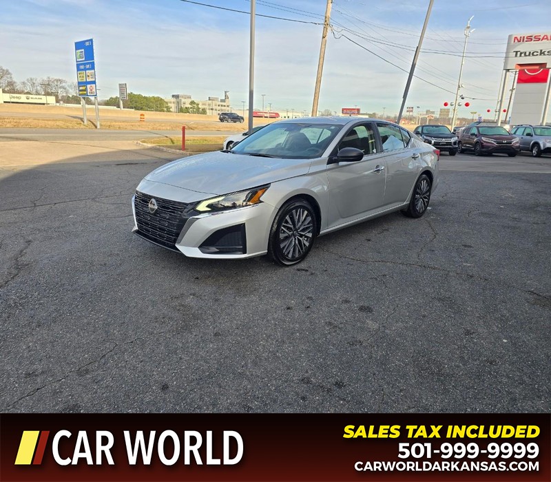 Nissan Altima Vehicle Full-screen Gallery Image 3