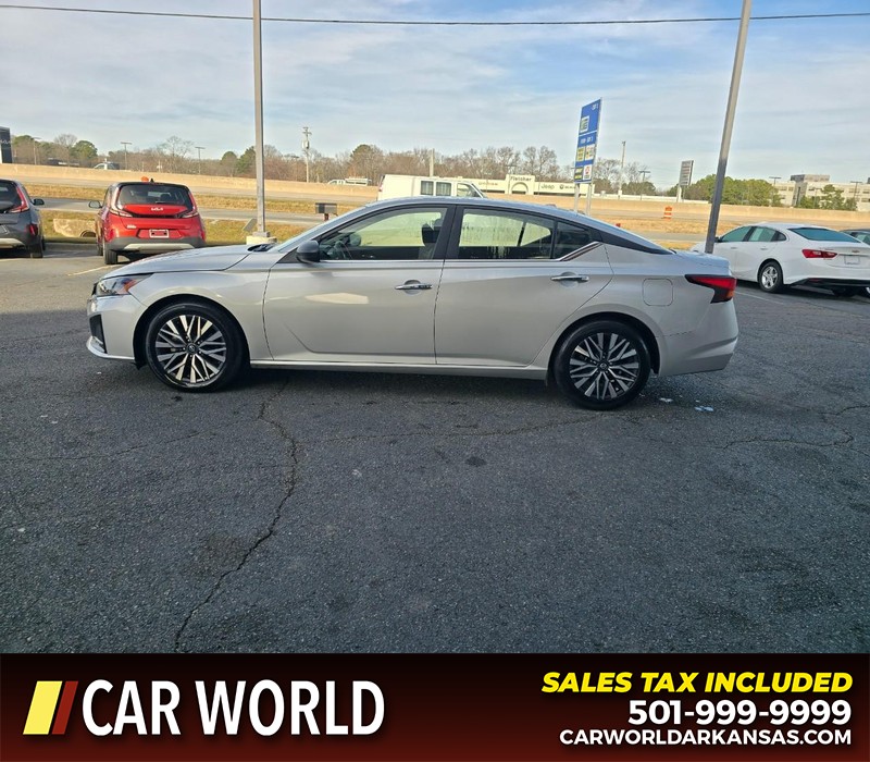 Nissan Altima Vehicle Full-screen Gallery Image 4