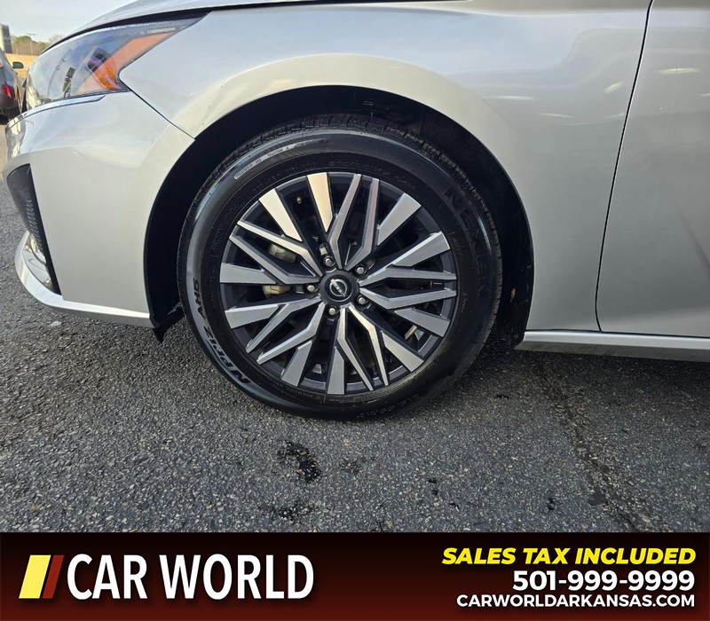 Nissan Altima Vehicle Full-screen Gallery Image 6