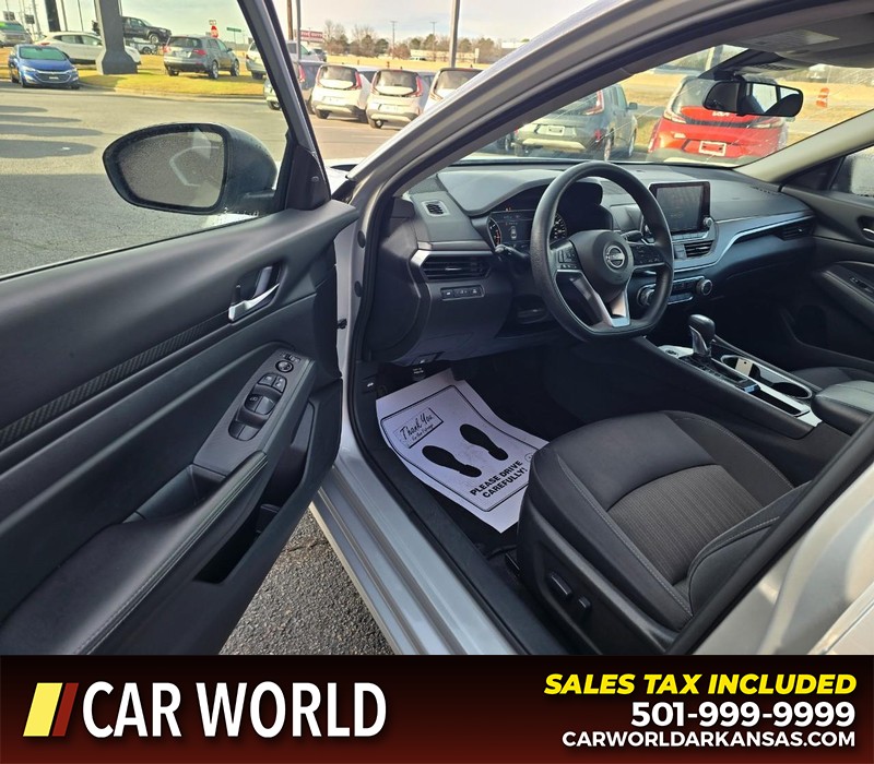 Nissan Altima Vehicle Full-screen Gallery Image 7