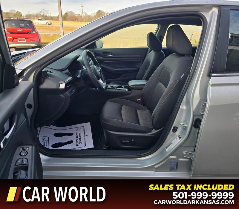 Nissan Altima Vehicle Full-screen Gallery Image 8