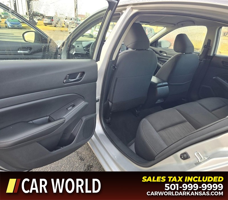 Nissan Altima Vehicle Full-screen Gallery Image 9