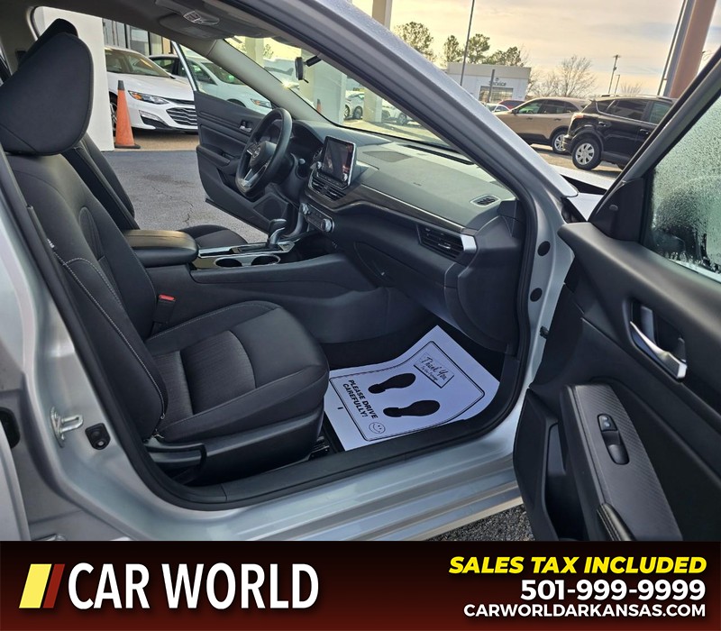 Nissan Altima Vehicle Full-screen Gallery Image 11