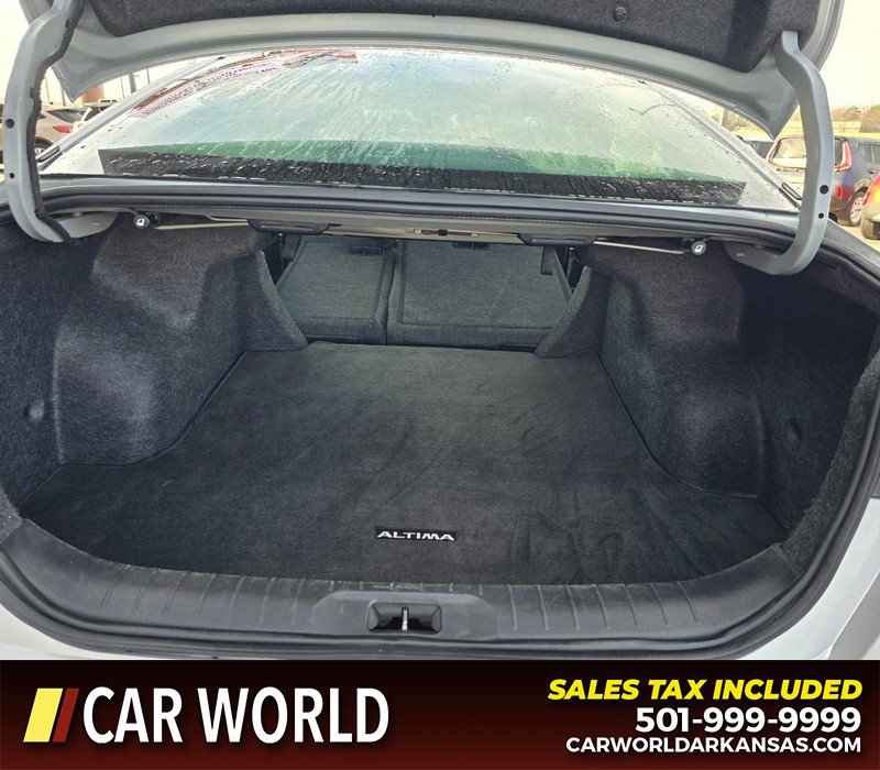 Nissan Altima Vehicle Full-screen Gallery Image 14