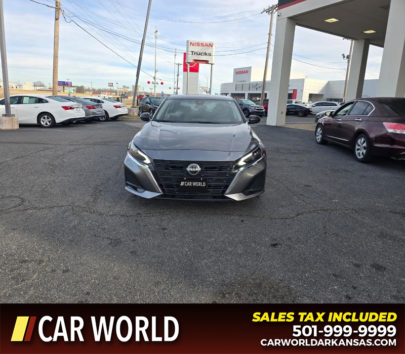 Nissan Altima Vehicle Full-screen Gallery Image 2