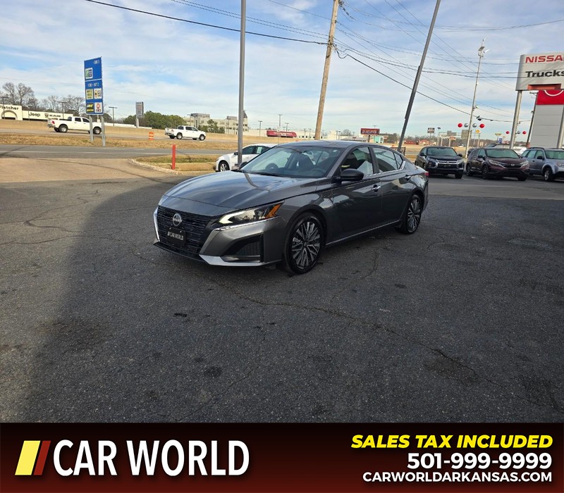 Nissan Altima Vehicle Full-screen Gallery Image 3