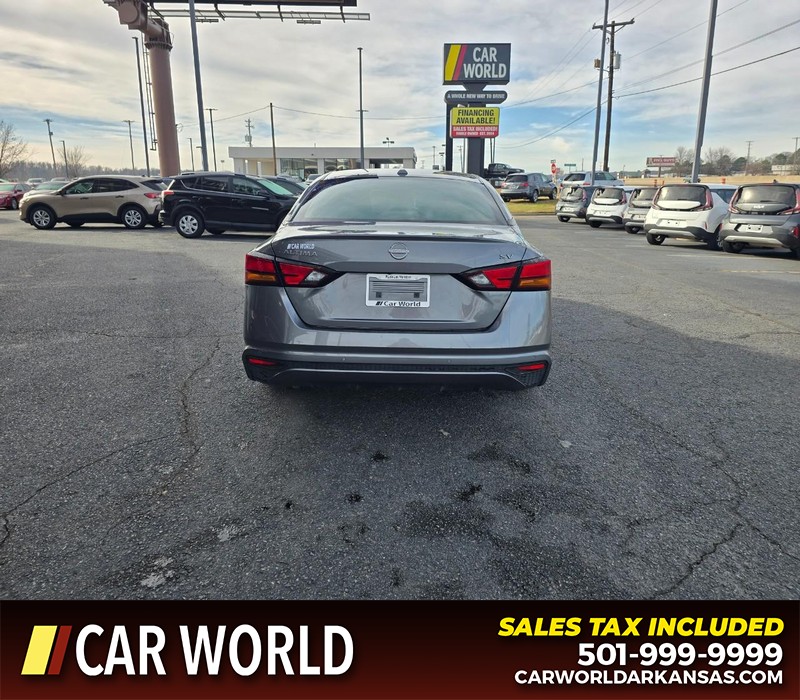 Nissan Altima Vehicle Full-screen Gallery Image 5