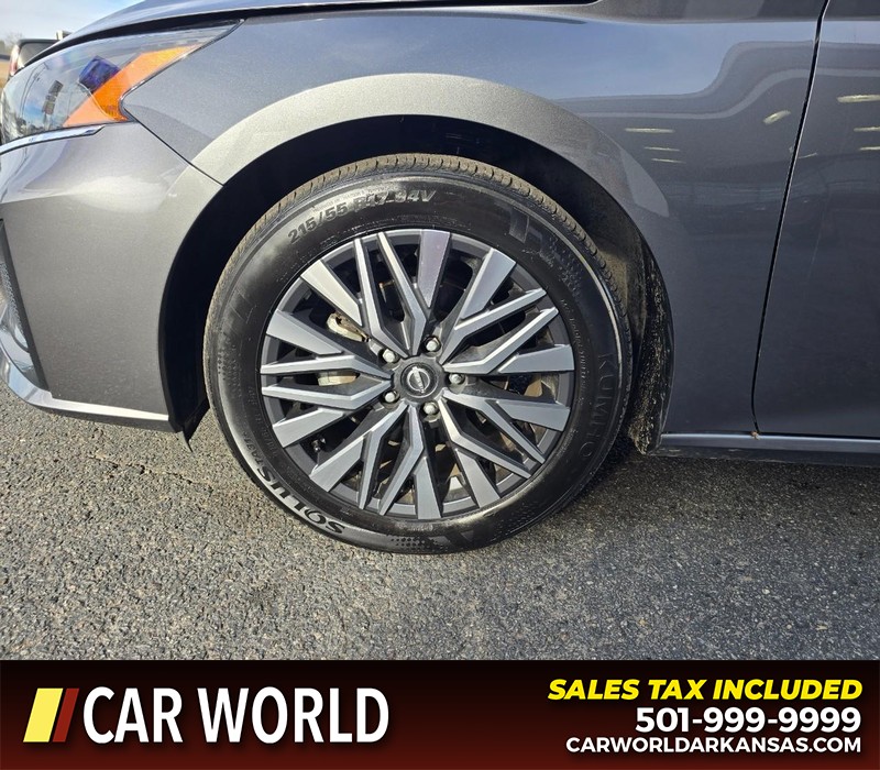 Nissan Altima Vehicle Full-screen Gallery Image 6