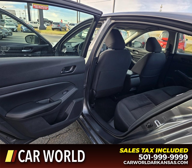 Nissan Altima Vehicle Full-screen Gallery Image 9