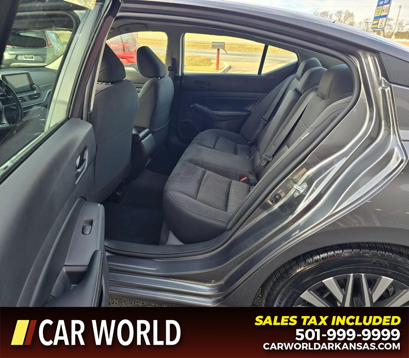 Nissan Altima Vehicle Full-screen Gallery Image 10