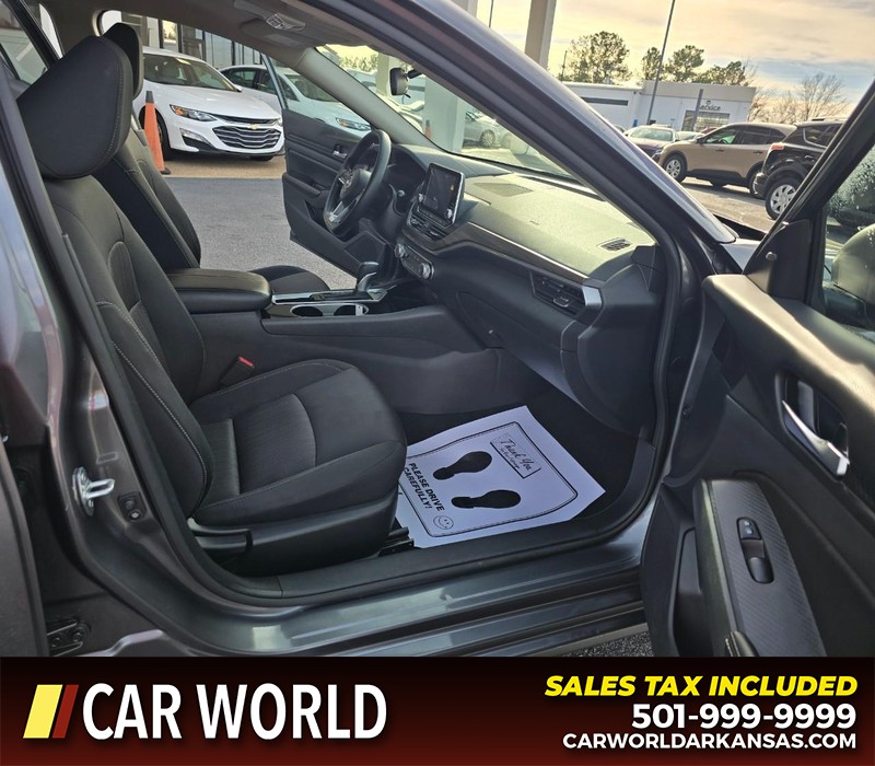 Nissan Altima Vehicle Full-screen Gallery Image 11