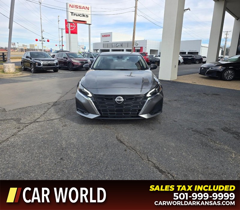 Nissan Altima Vehicle Full-screen Gallery Image 2