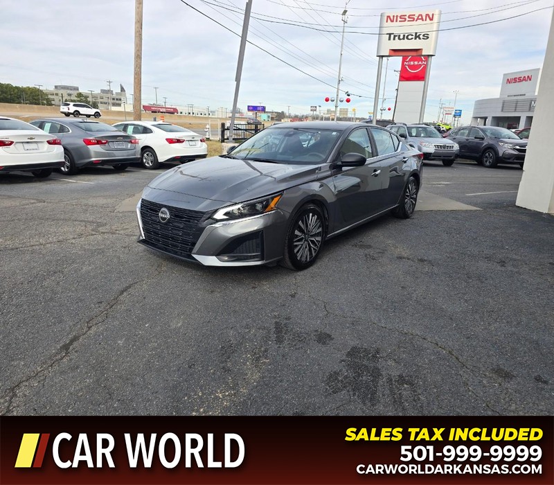 Nissan Altima Vehicle Full-screen Gallery Image 3