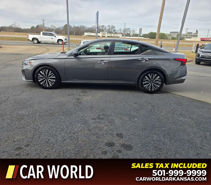 Nissan Altima Vehicle Full-screen Gallery Image 4