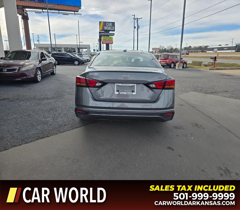 Nissan Altima Vehicle Full-screen Gallery Image 5