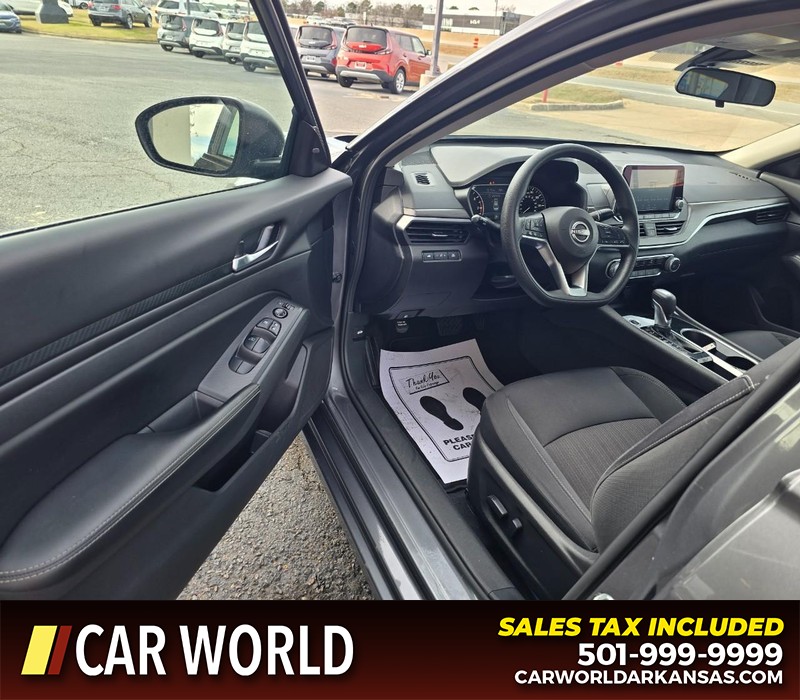 Nissan Altima Vehicle Full-screen Gallery Image 7