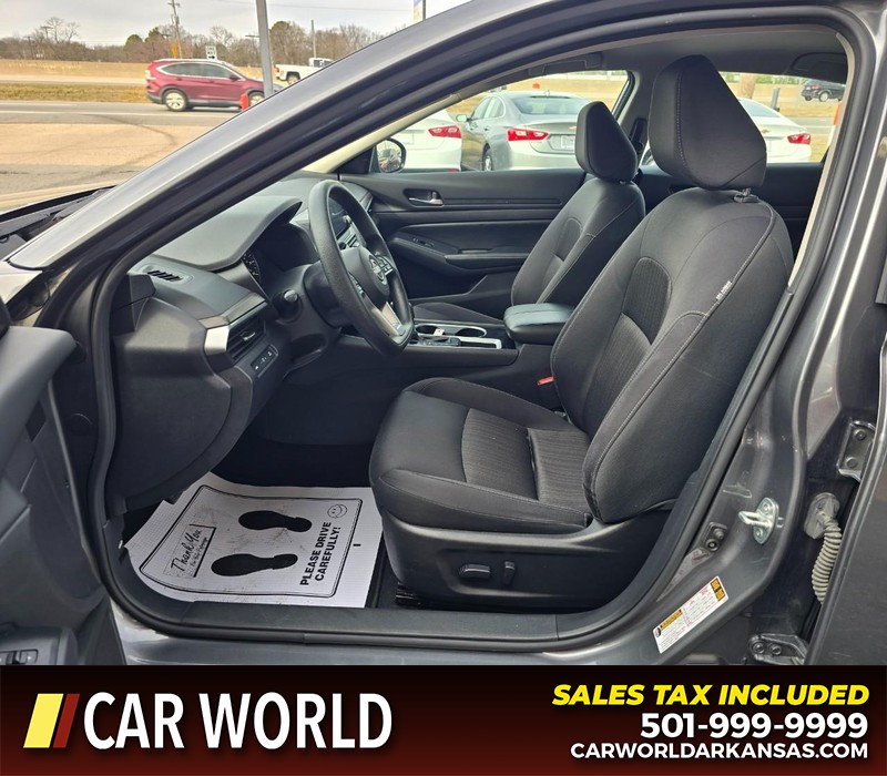 Nissan Altima Vehicle Full-screen Gallery Image 8