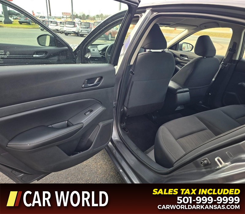 Nissan Altima Vehicle Full-screen Gallery Image 9