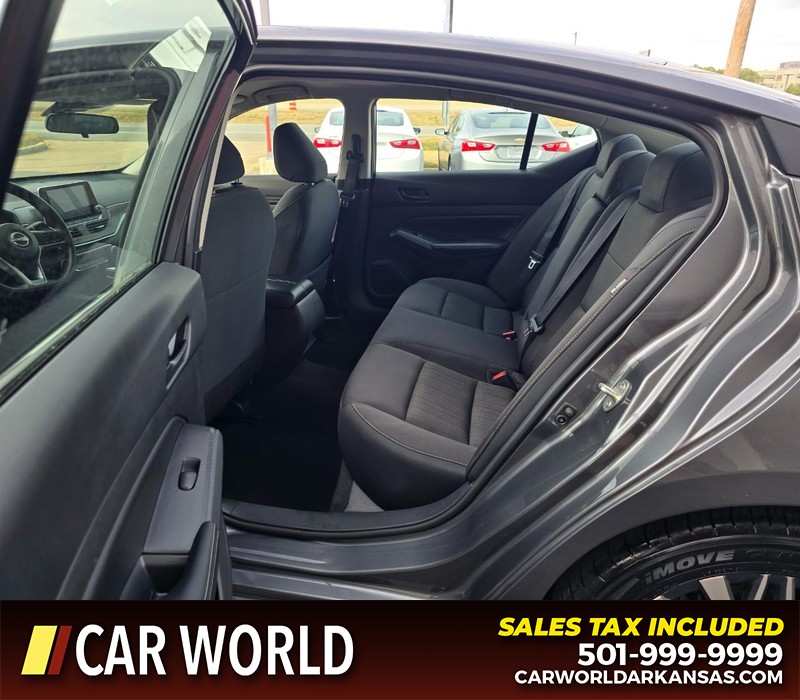 Nissan Altima Vehicle Full-screen Gallery Image 10