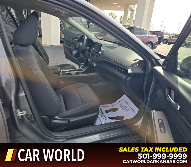 Nissan Altima Vehicle Full-screen Gallery Image 11