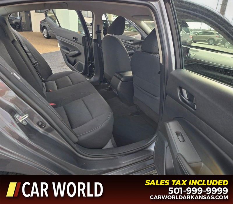 Nissan Altima Vehicle Full-screen Gallery Image 12