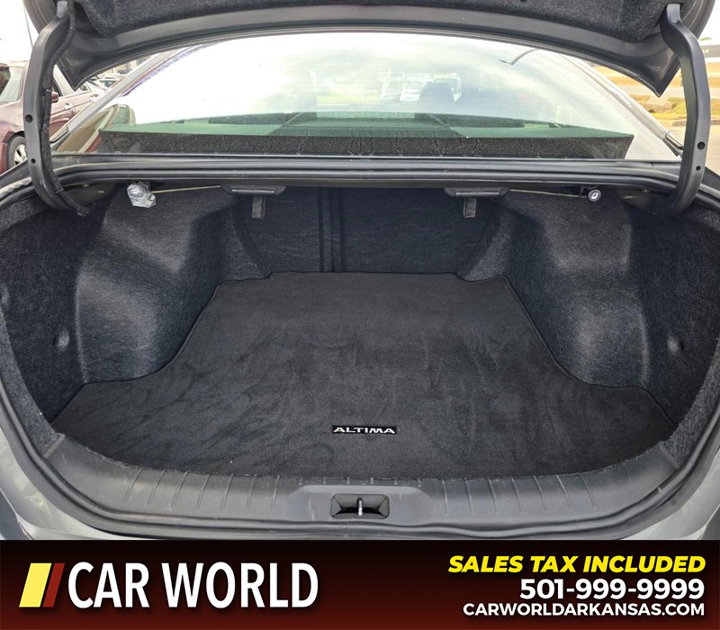 Nissan Altima Vehicle Full-screen Gallery Image 13