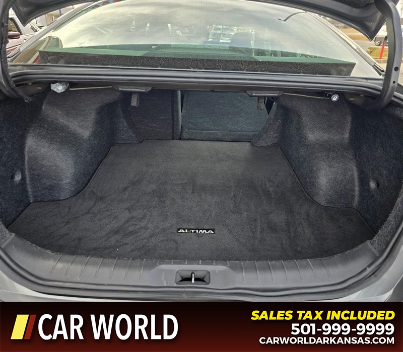Nissan Altima Vehicle Full-screen Gallery Image 14