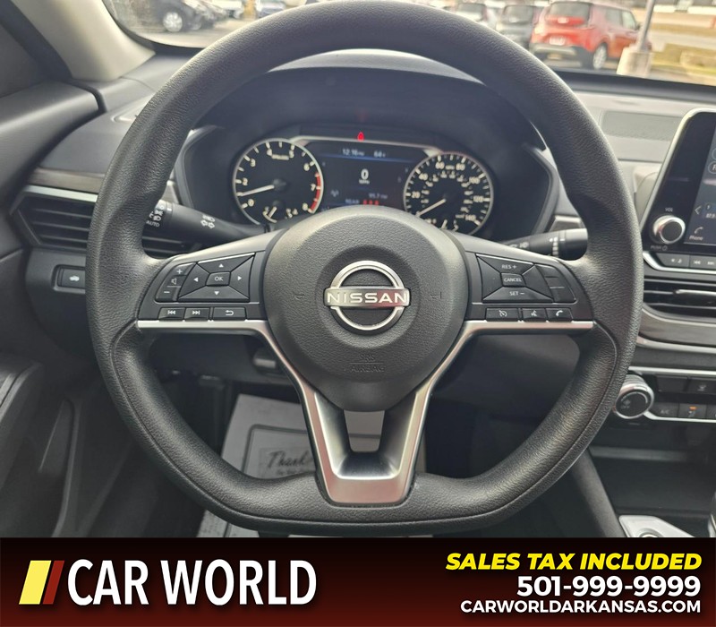 Nissan Altima Vehicle Full-screen Gallery Image 15