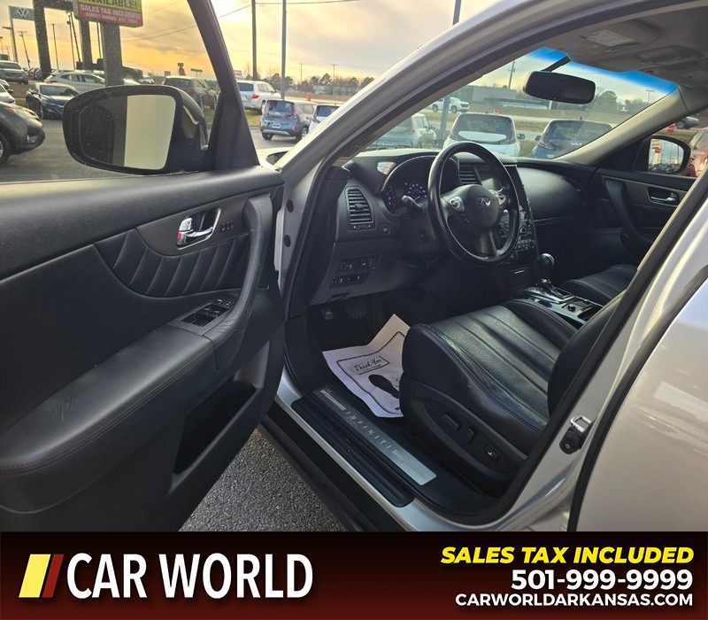 INFINITI QX70 Vehicle Full-screen Gallery Image 7