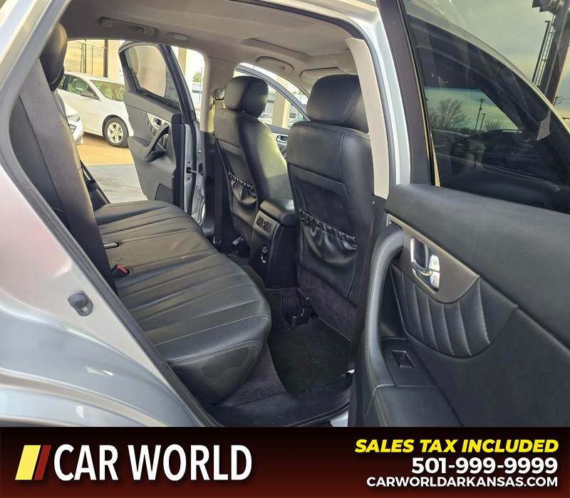 INFINITI QX70 Vehicle Full-screen Gallery Image 12