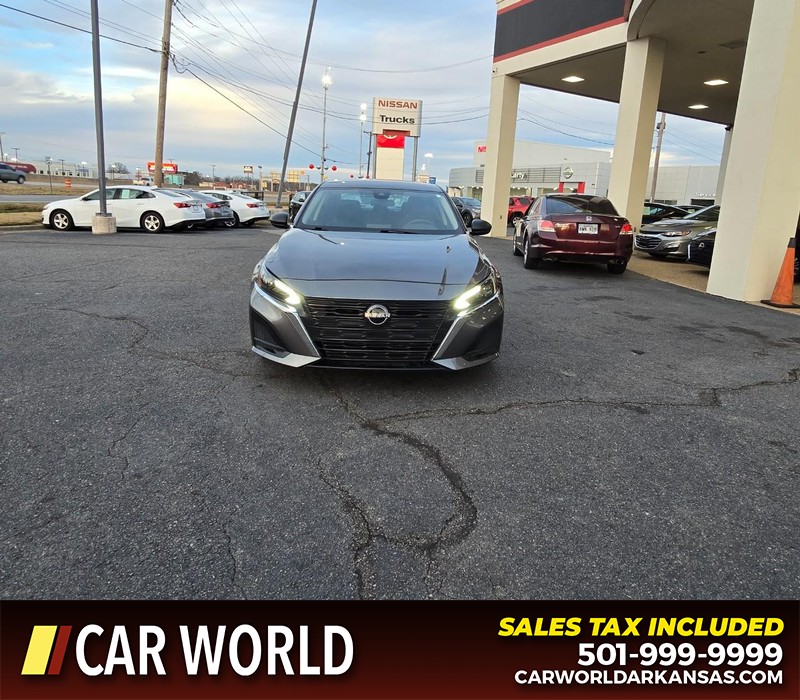 Nissan Altima Vehicle Full-screen Gallery Image 2