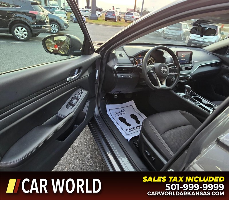 Nissan Altima Vehicle Full-screen Gallery Image 7