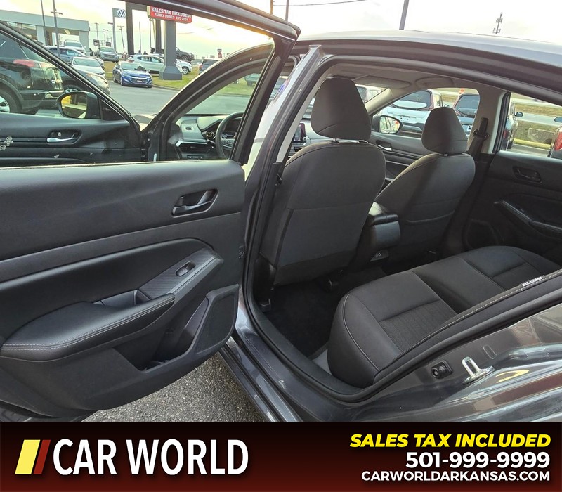 Nissan Altima Vehicle Full-screen Gallery Image 9