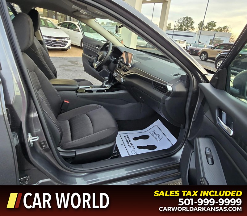 Nissan Altima Vehicle Full-screen Gallery Image 11