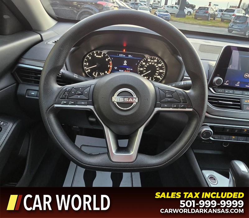 Nissan Altima Vehicle Full-screen Gallery Image 15