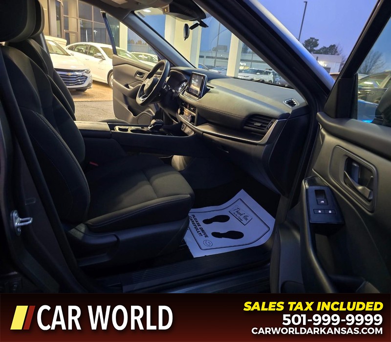 Nissan Rogue Vehicle Full-screen Gallery Image 11