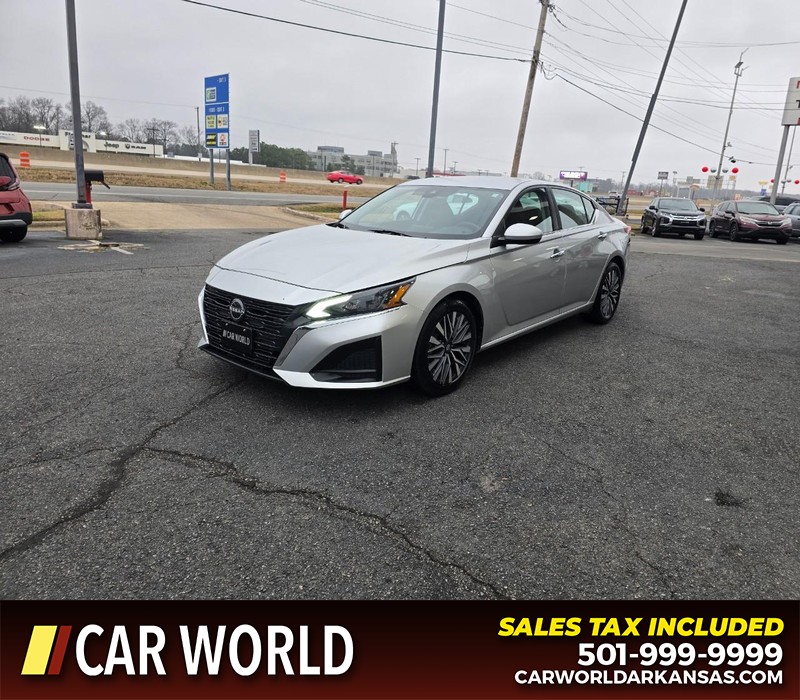 Nissan Altima Vehicle Full-screen Gallery Image 3