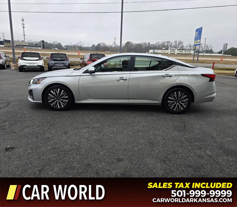 Nissan Altima Vehicle Full-screen Gallery Image 4