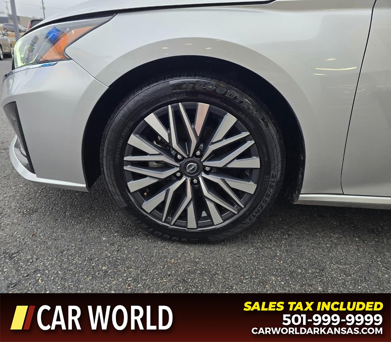 Nissan Altima Vehicle Full-screen Gallery Image 6