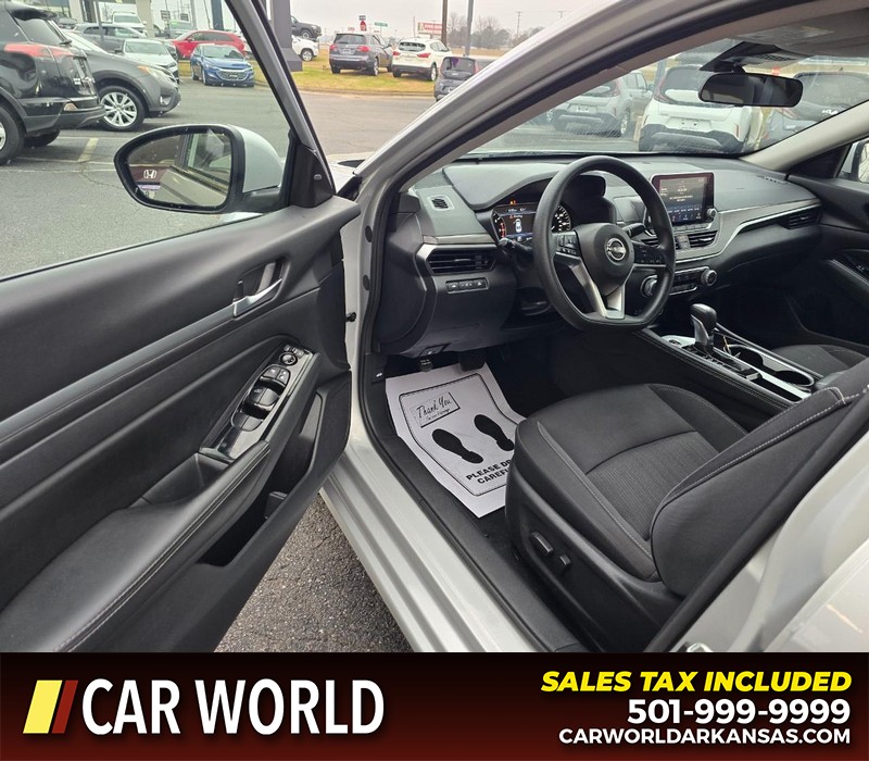 Nissan Altima Vehicle Full-screen Gallery Image 7