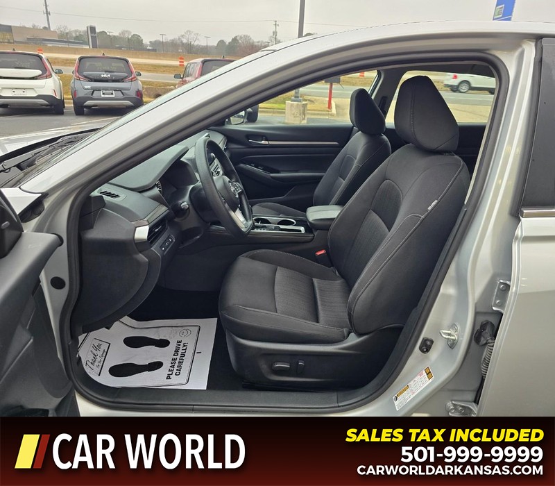 Nissan Altima Vehicle Full-screen Gallery Image 8