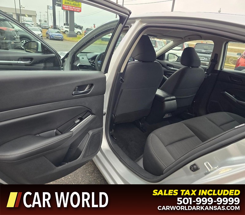 Nissan Altima Vehicle Full-screen Gallery Image 9