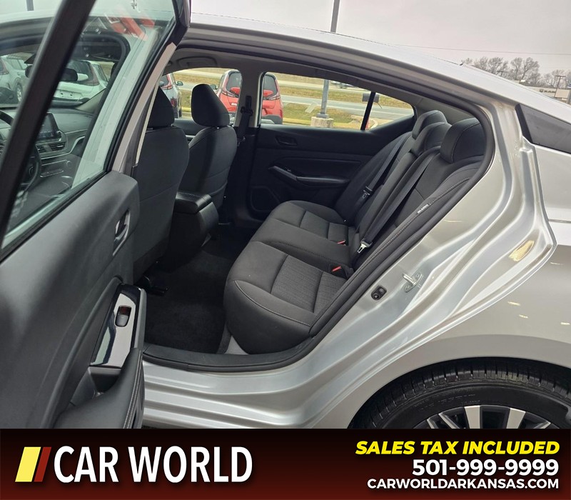 Nissan Altima Vehicle Full-screen Gallery Image 10